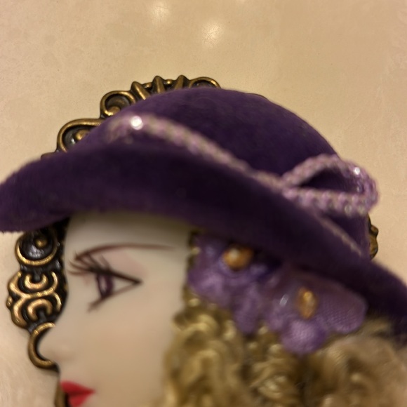 Vintage 1980’s Hand Crafted Brooch - Lady in Purple Hat - Picture 4 of 6